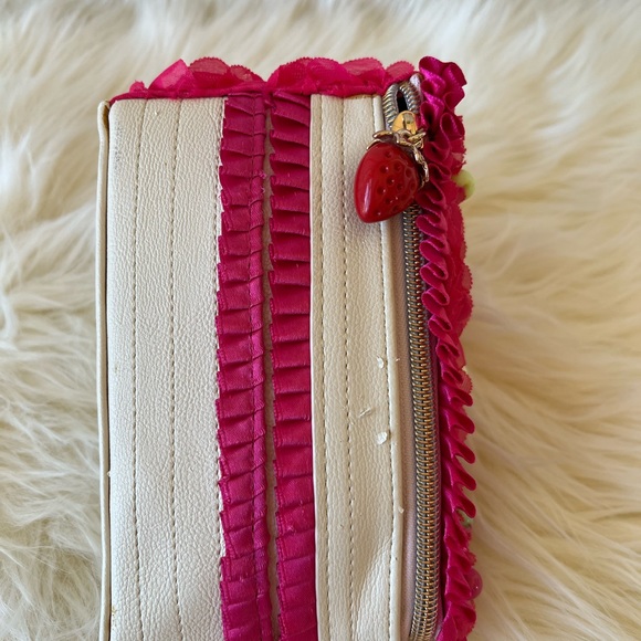 Betsy Johnson  Adorable Cake Cluth Hand Bag - Picture 4 of 8